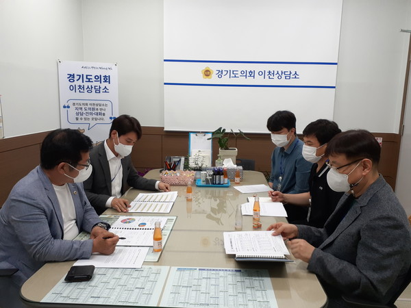 경기도의회 김일중의원, 허원의원이 제11대 경기도의회 의원으로 의정활동을 시작하며 지역발전 도모와 지역 현안에 대해 논의하는 자리를 가졌다. [사진=경기도의회]