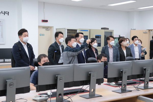 [사진제공=이천시의회]행정사무감사특별위원회 위원들이 광역자원회수시설을 현장확인 하고 있다.