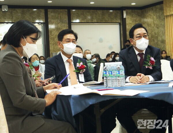 [좌측부터 윤순옥 양평군의회 의장,전진선 양평군수,김선교 국민의 힘 소속 국회의원...사진제공=현장24 소윤찬 기자]