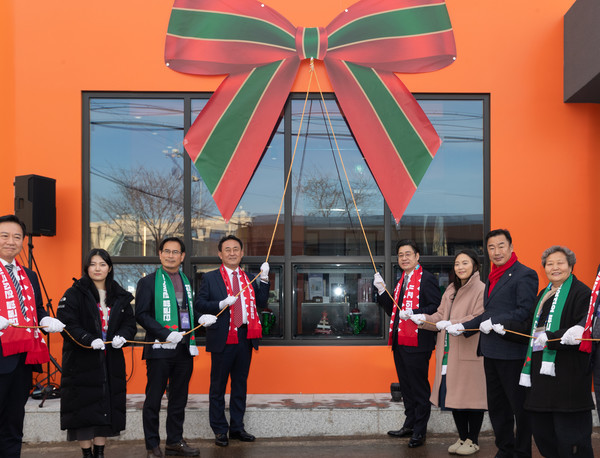 오병권 경기도 행정1부지사와 이충우 여주시장, 경기 동부 지역의 대표 로컬크리에이터와 지역전문가 20여 명이 참석한 가운데 여주시 하동에 있는 ‘동부 경기문화창조허브’에서 개소식을 열었다. [사진=경기도]