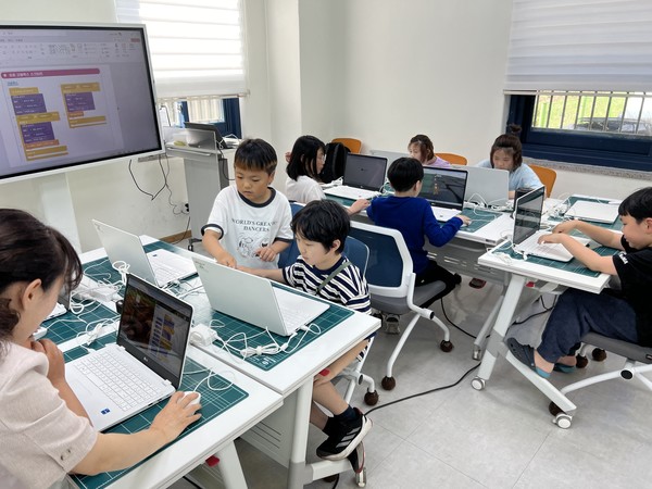 이천시립도서관이 2024년 '이야기가 있는 코딩' 공모사업에 선정됐다. [사진=이천시]
