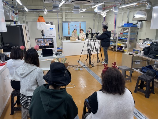 이천시농업기술센터가 이천시 농업인을 대상으로 라이브커머스 교육을 진행하고 있다. [사진=이천시]