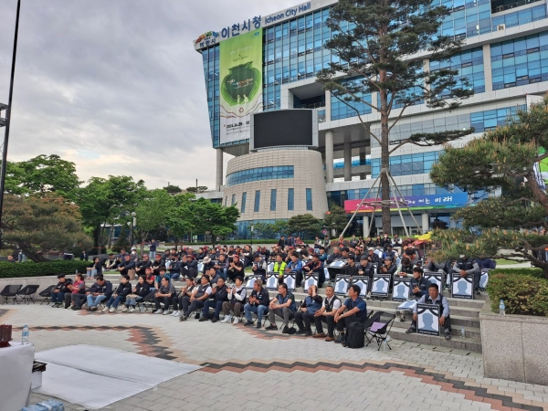 민주노총 이천여주양평지부(의장 김선정)는 4월 29일 월요일, 민주노총 경기도본부(본부장 김진희)와 공동으로 이천시청 앞 광장에서 한익스프레스 화재 참사 4주기 추모제 및 노동안전기원 결의대회를 개최했다.