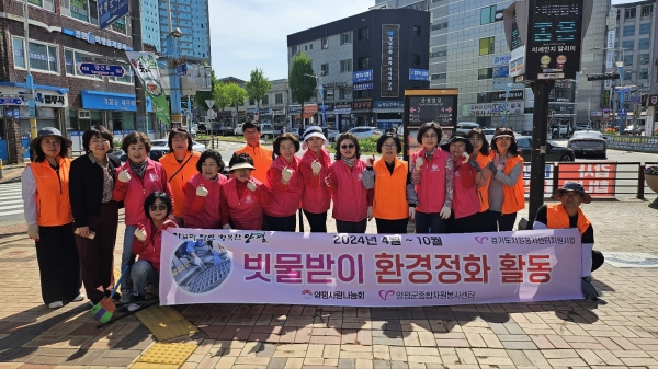 양평군종합자원봉사센터(센터장 이현주) 소속 봉사단체 양평사랑나눔회(회장 김영애)는 빗물받이 정화활동을 4월부터 10월까지 실시한다고 2일 밝혔다./사진=양평군